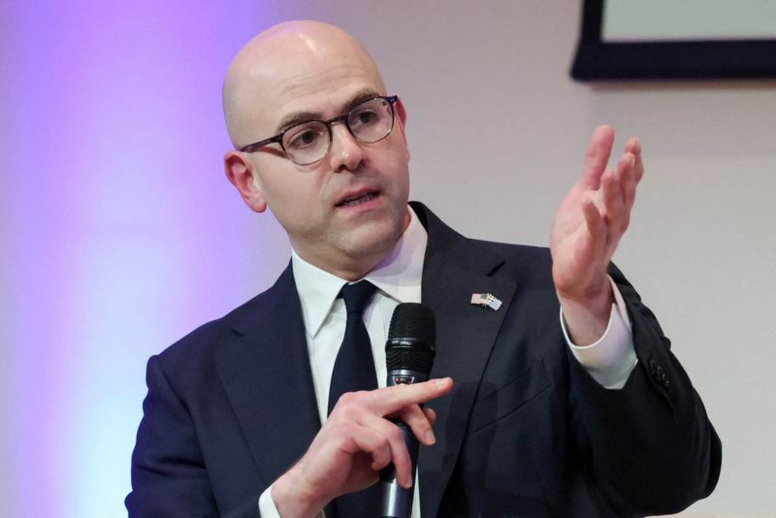 Fed Governor Miran Urges Short Transition Period if Powell Remains on Board
