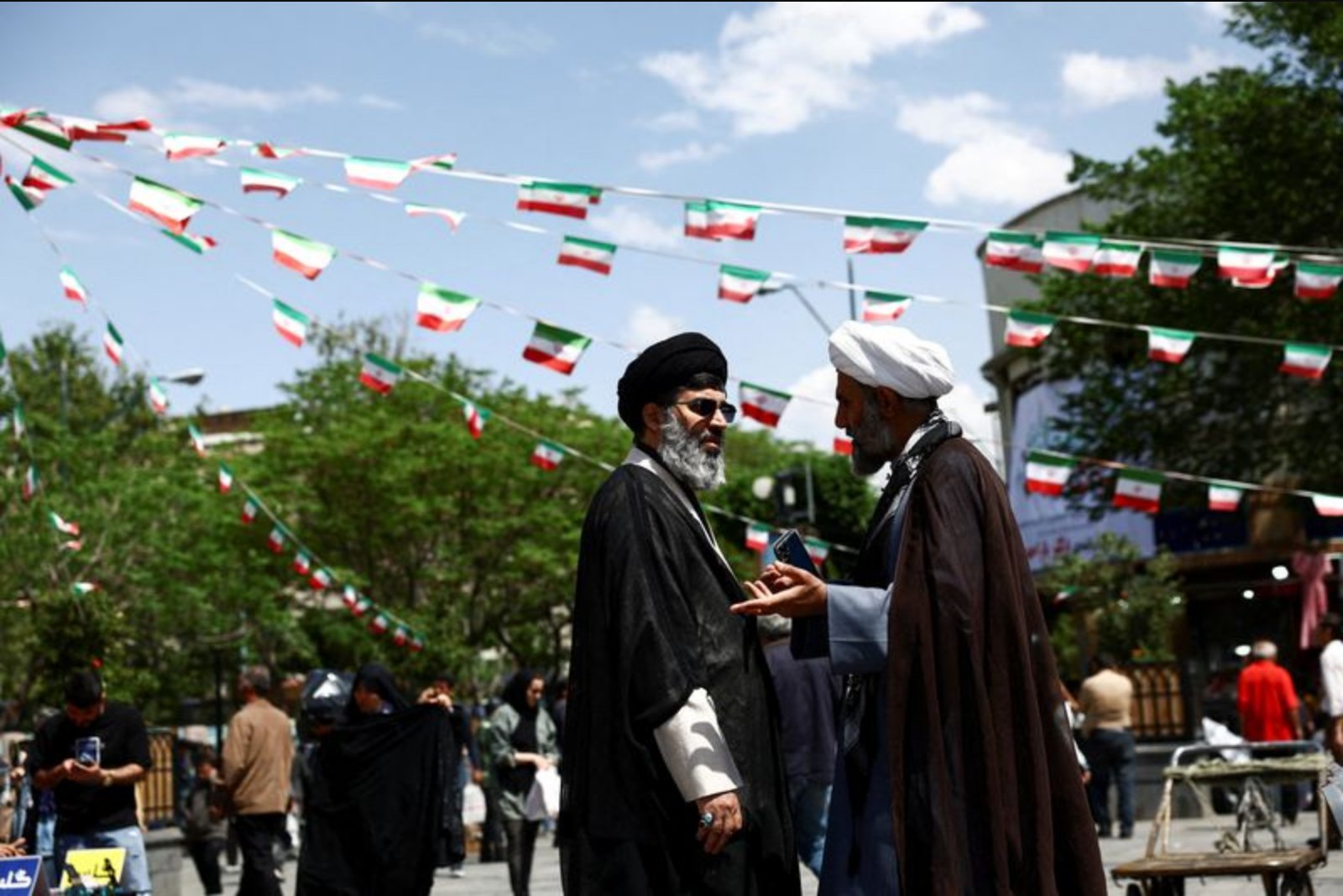 Iran Proposes Opening Strait and Pausing Nuclear Talks; Trump Voices Dissatisfaction but Favors Non-Military Option
