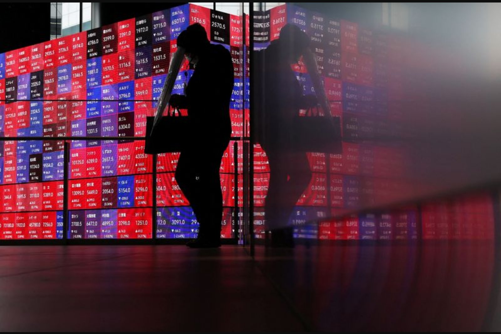 Nikkei Breaks 61,000 Mark as Earnings and Mideast Diplomacy Lift Sentiment
