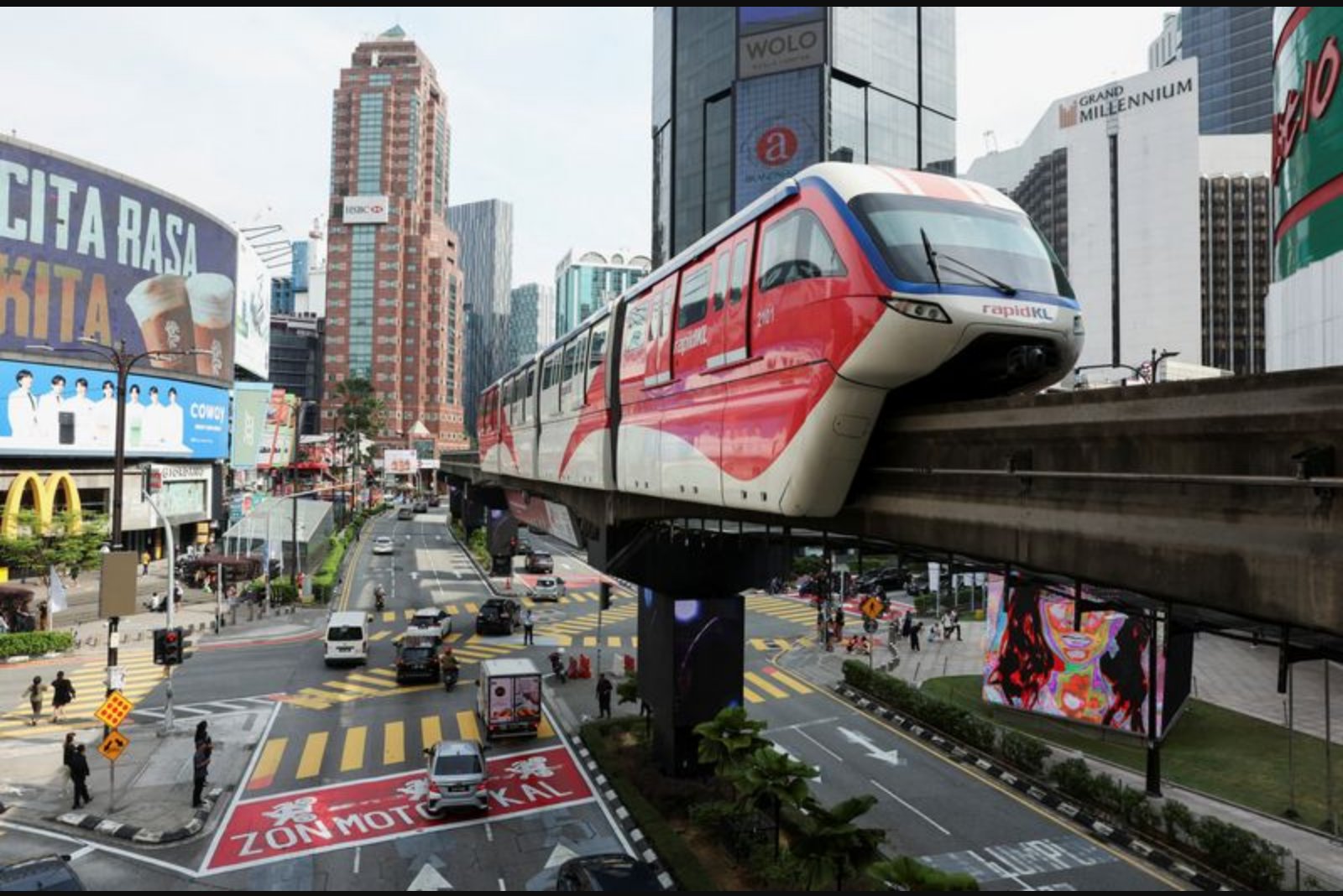 Malaysia's Q1 Growth Seen Cooling to 5.3% as Mining Slips and Household Support Persists