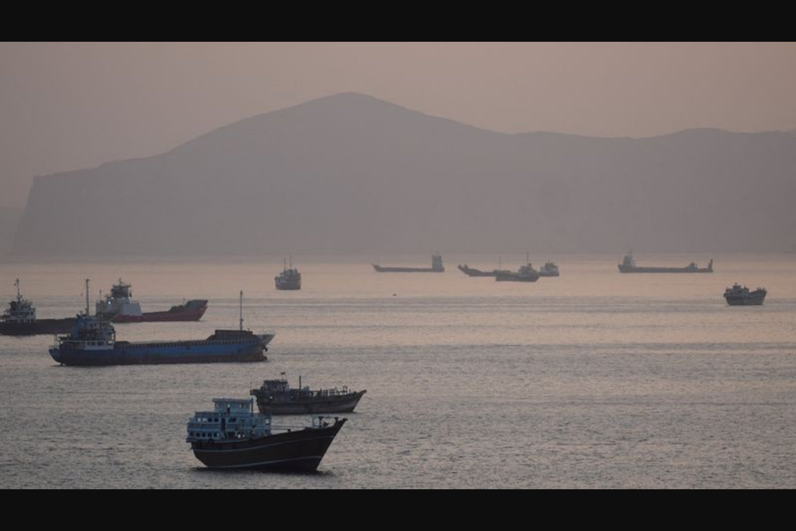 U.S. Announces Plan to Evacuate Stranded Vessels as Tanker Reports Projectile Strike in Strait of Hormuz