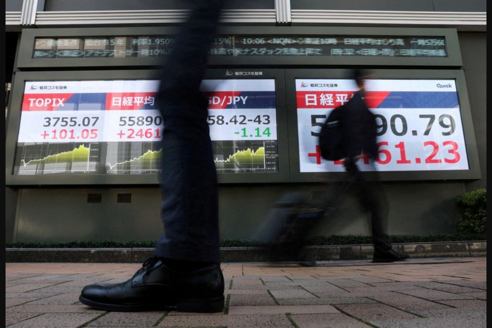 Asian Stocks Slip as Strait of Hormuz Tensions Persist; Oil Holds Above $100