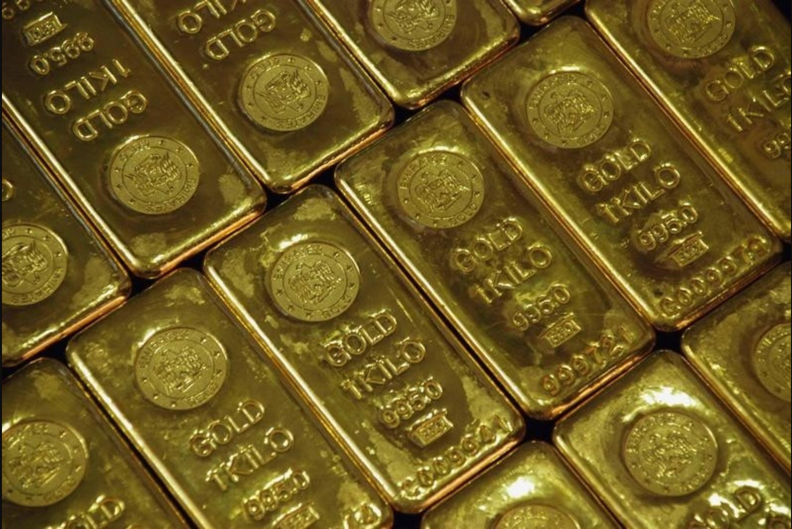 Gold Holds Ground Near $5,200/oz as February Sees Solid Gains