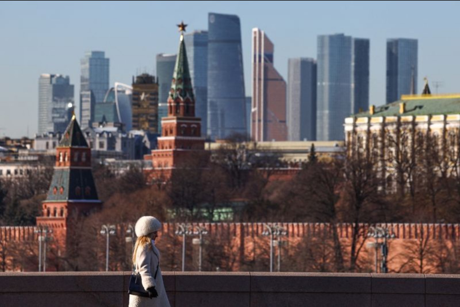 Kremlin Defends Economic Stability After Government Lowers Growth Forecasts