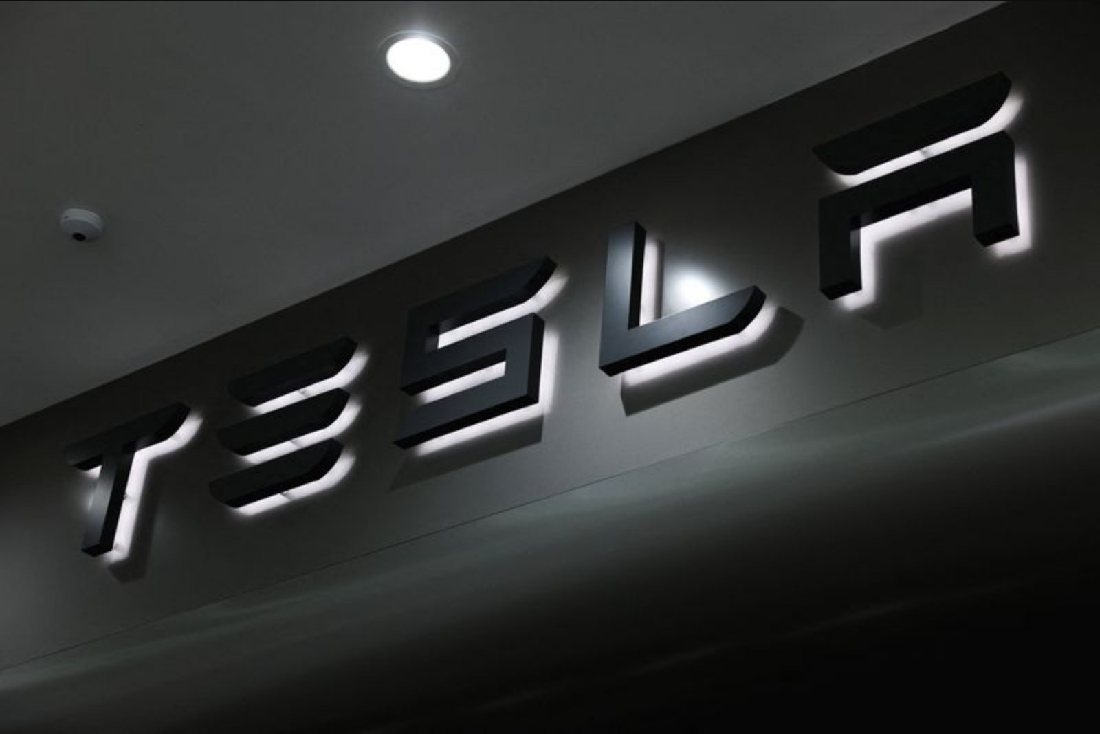 Tesla’s Energy Unit Buffers Margin Pressure as Auto Profits and Credits Slide