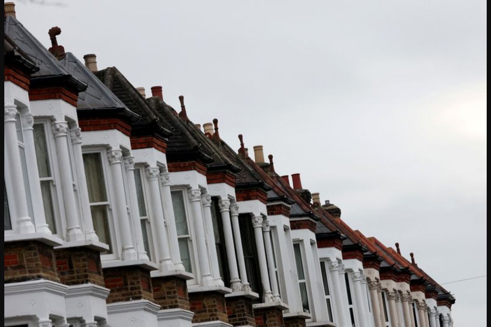 UK House Prices Slip in March as Middle East Conflict Clouds Market Confidence
