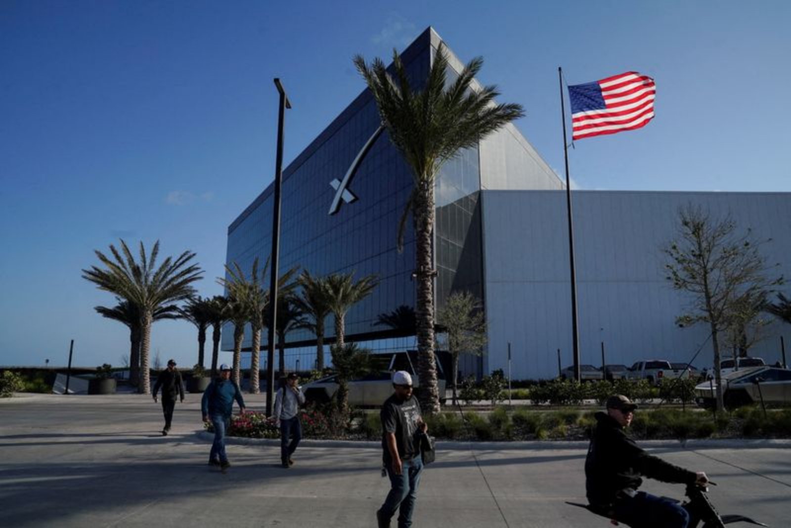 E*Trade in Talks to Lead Retail Distribution for SpaceX IPO, Potentially Squeezing Out Rival Apps