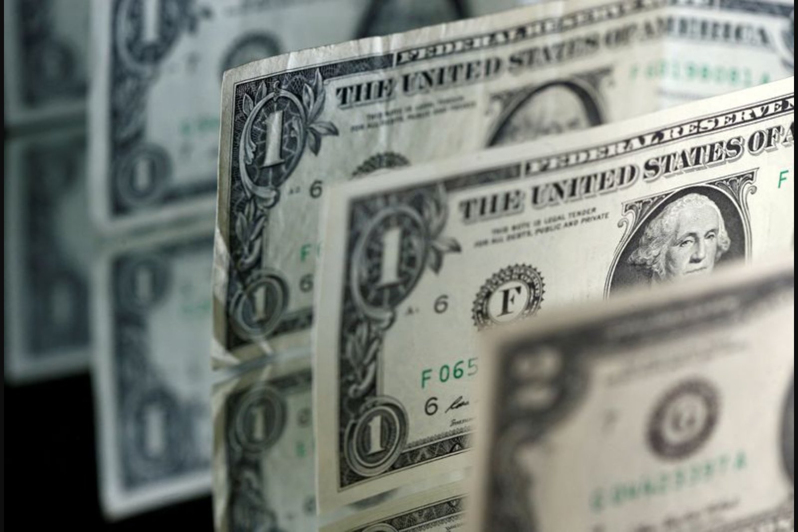 Dollar Pulls Back as Oil Falls on Hopes for Limited Iran Conflict