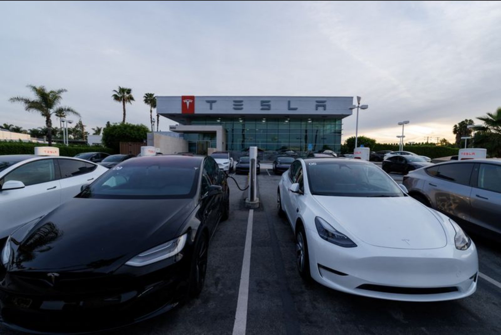 California Regulator Pauses License Suspension After Tesla Drops 'Autopilot' Marketing in State