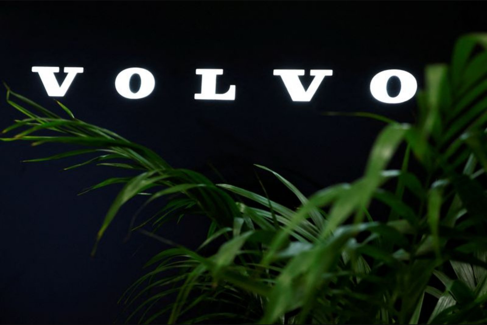 Volvo Group Narrowly Beats Q4 Profit Estimates, Lowers 2025 Extra Dividend