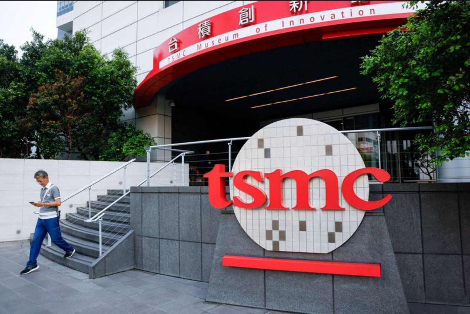 ASML and TSMC Upgrades Reinforce Strong AI Chip Demand, but Capacity Is Tight