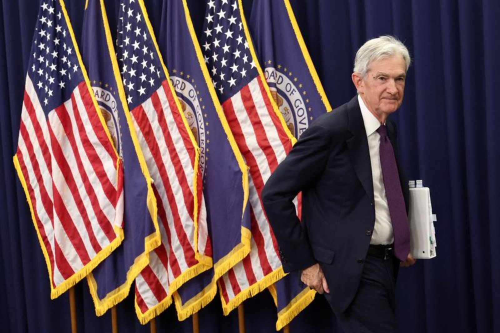 Powell Says U.S. Economy 'Quite Resilient' and Likely to Grow Above 2%
