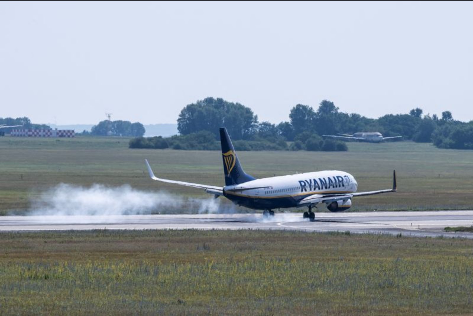 Ryanair Lifts Fare Growth Forecast, Sees Full-Year Profit Around One-Third Higher