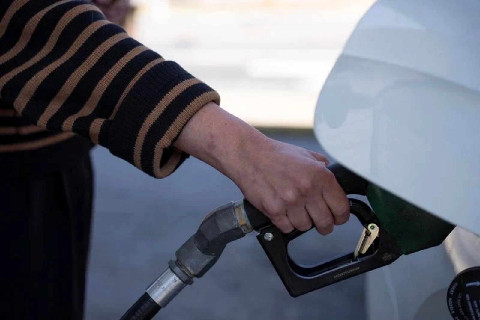 U.S. Pump Prices Slip Under $4 as Hopes Grow for Reopening of Strait of Hormuz