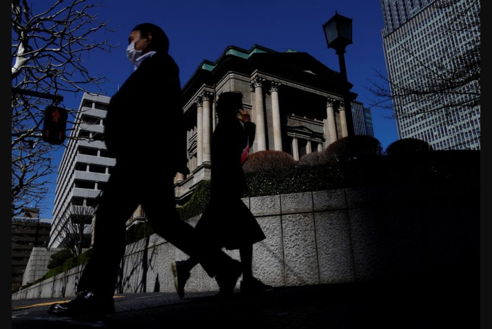 BOJ Keeps Rates on Hold, Flags Middle East Oil Risks to Inflation