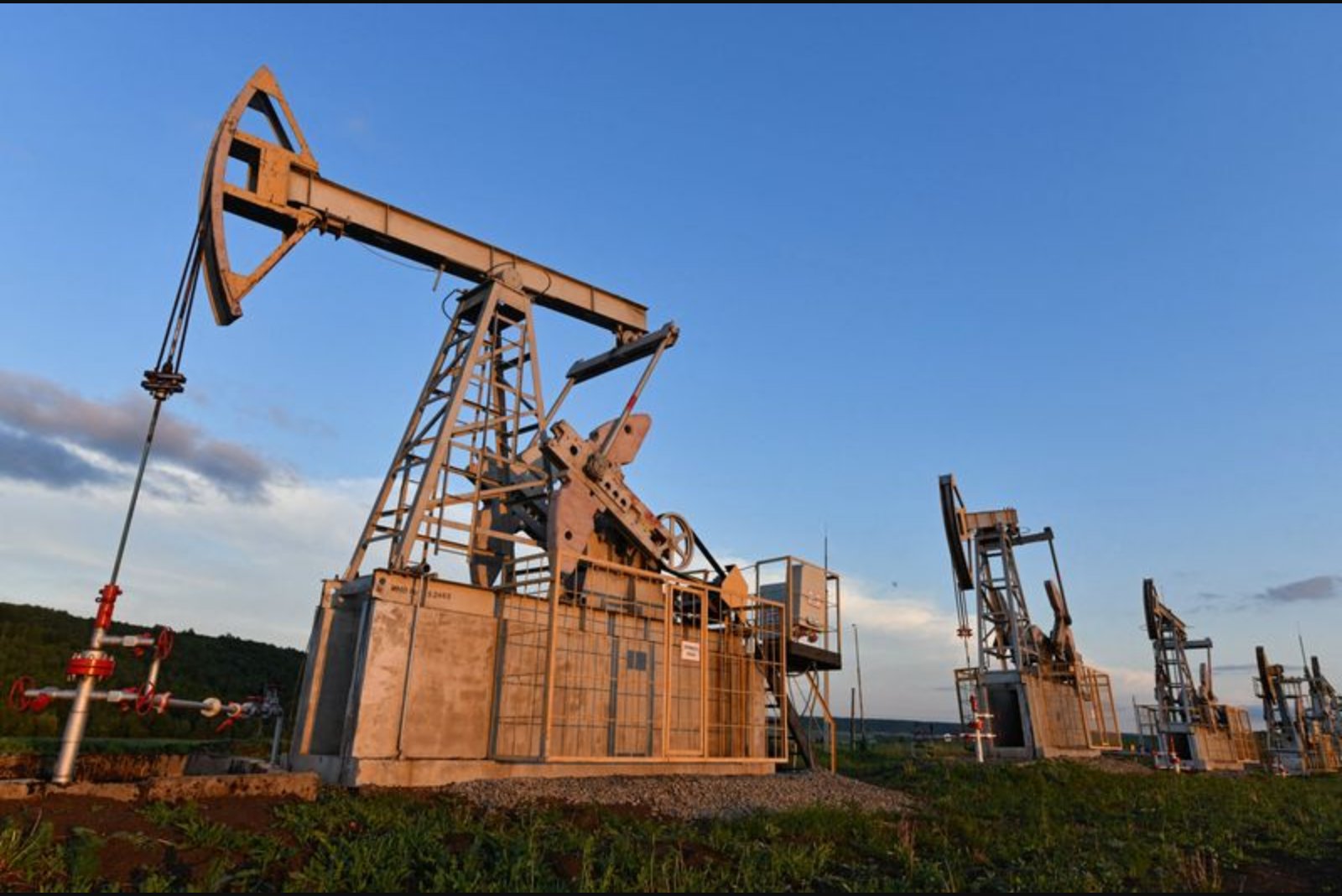 Oil Retreats as U.S.-Iran Nuclear Talks Are Extended, Easing Supply Disruption Fears