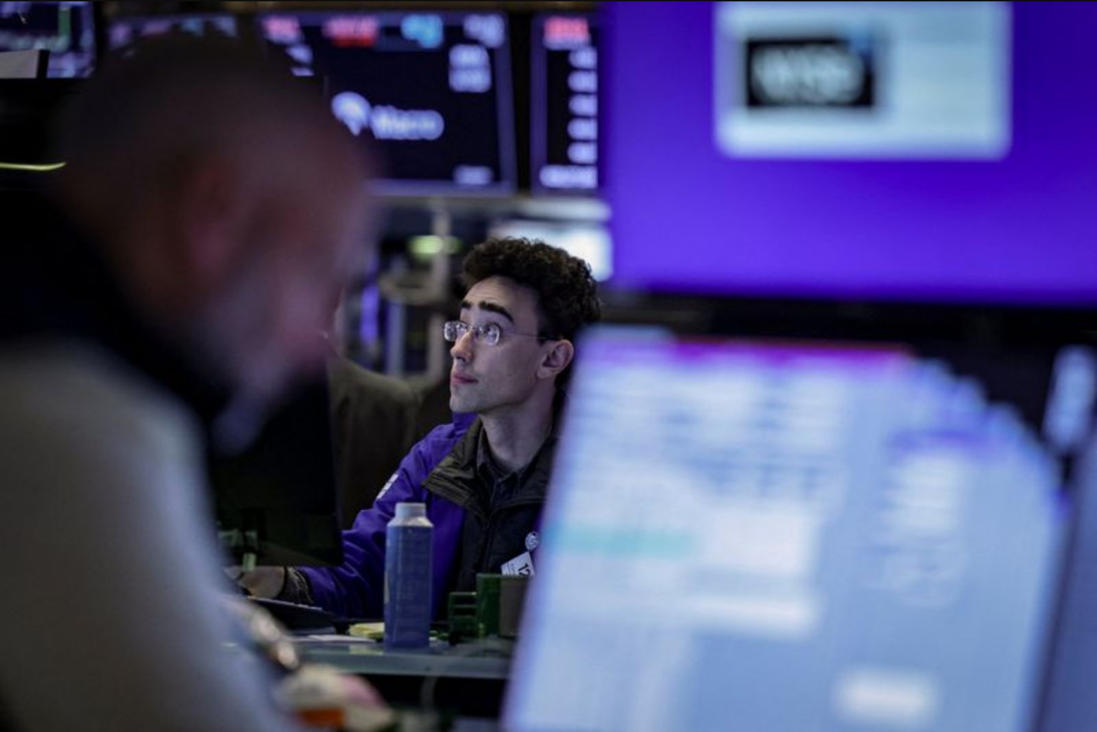 Investors Flock to U.S. Dividend Funds as Risk and Rate Uncertainty Rise