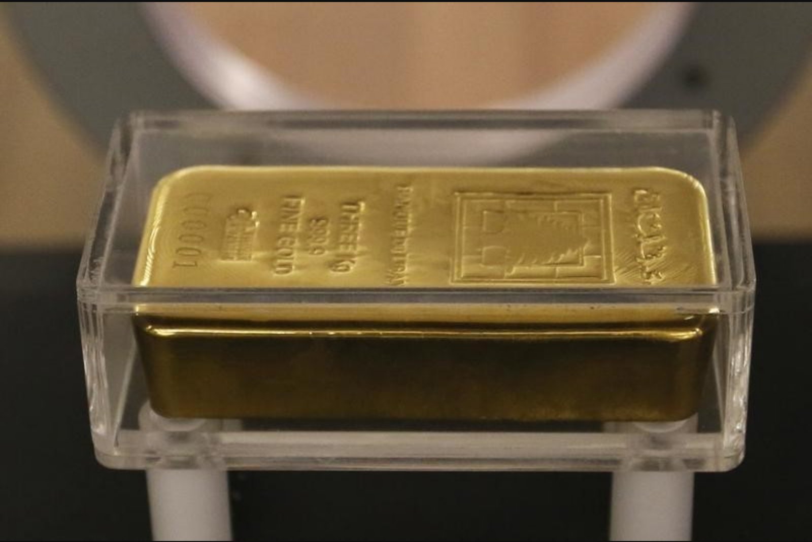 Gold Retreats as Inflation and Rate Concerns Outweigh Middle East Tensions