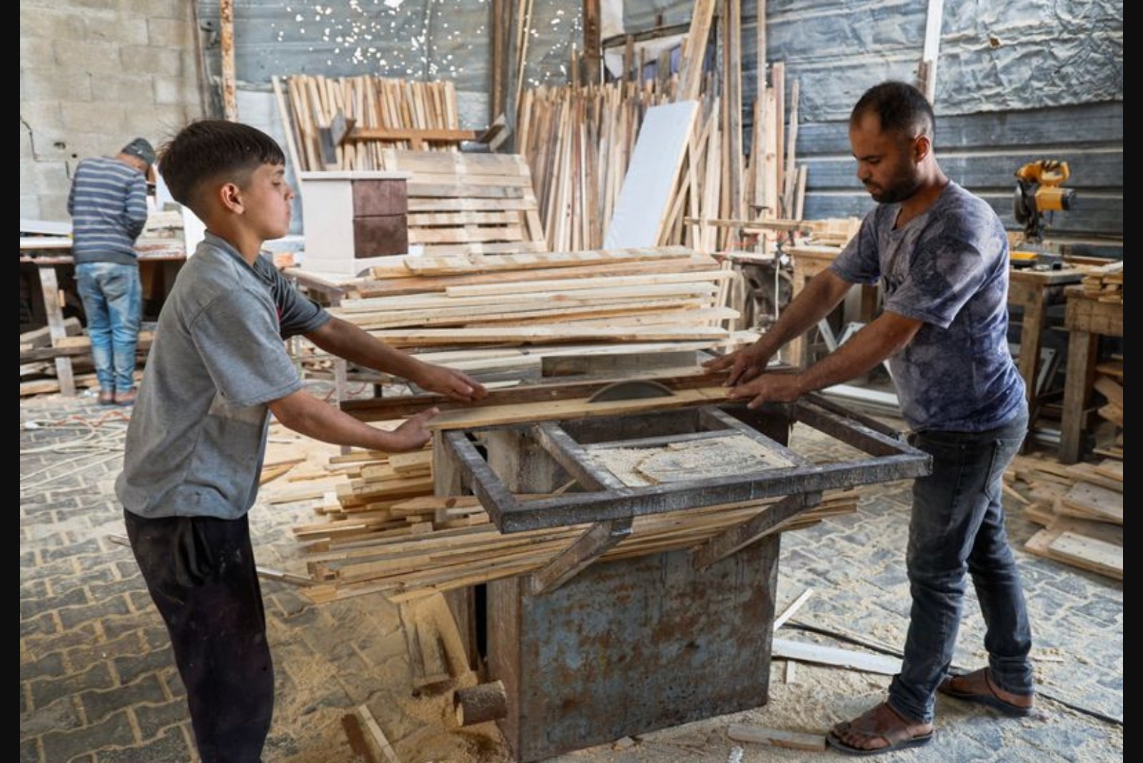 Gaza Craftsmen Build Basic Beds from Shipping Pallets as Wood Supplies Dry Up