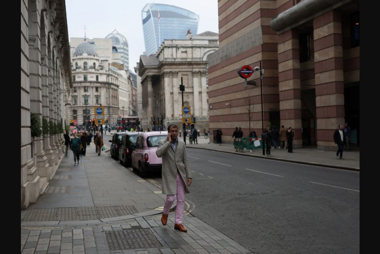 UK Pay Awards Tick Up to 3.2% as Employers Signal Early Movement on 2026 Deals