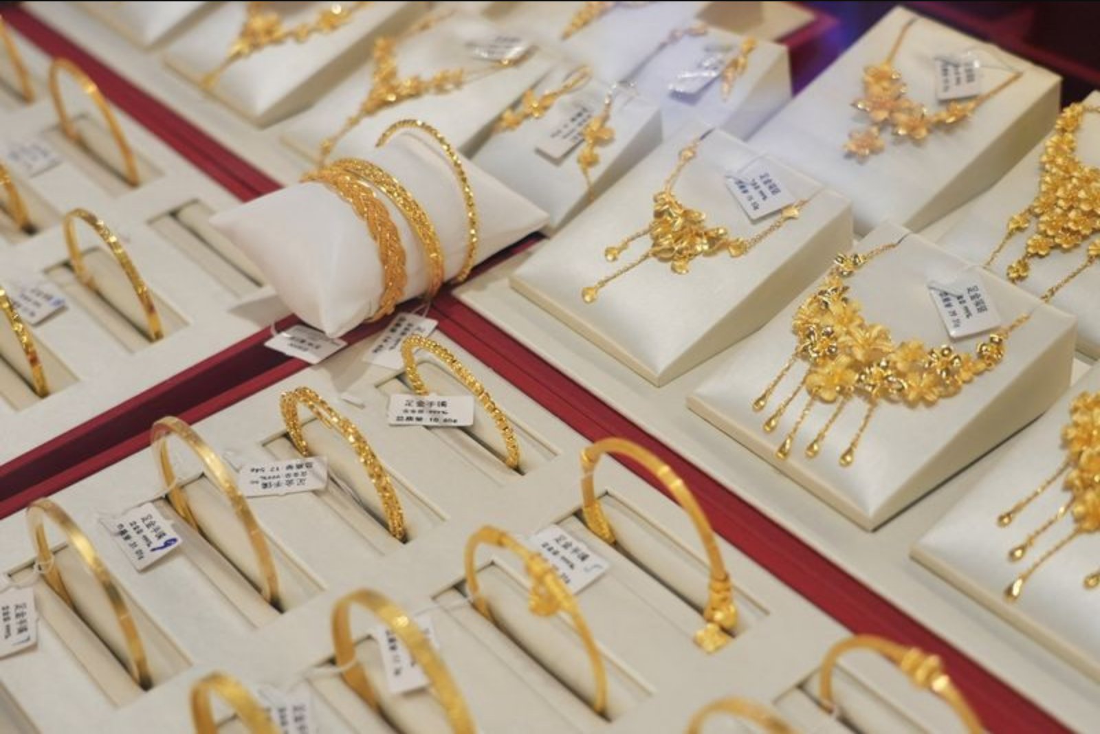 Gold Holds Ground as Buyers Step In Amid Strong Dollar and Inflation Concerns