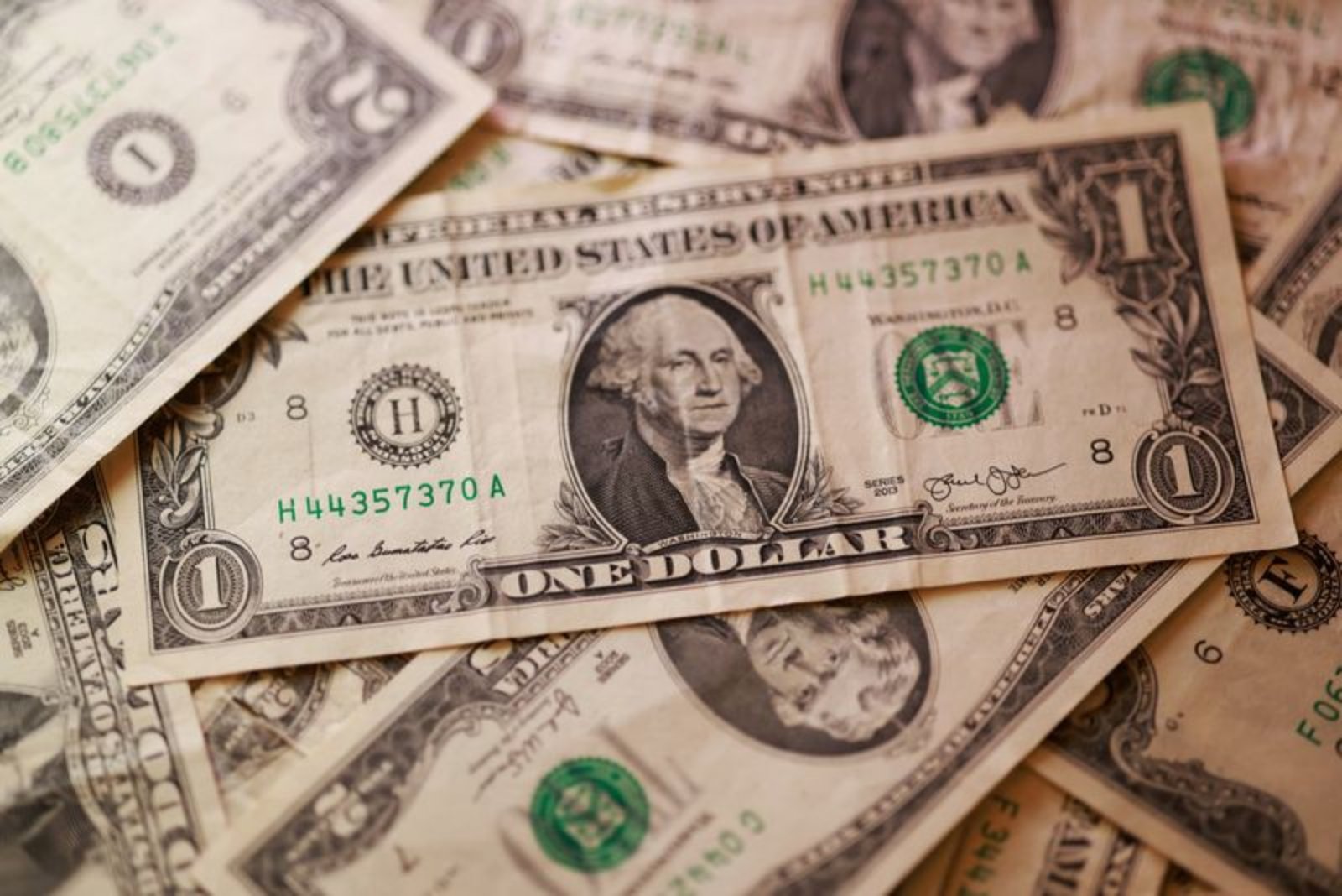 Dollar Weakens for Second Week as Ceasefire Hopes Ease Safe-Haven Demand