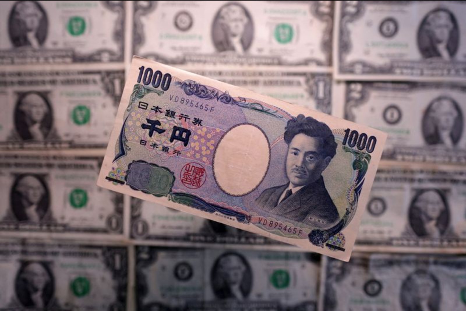 Yen Holds Near Two-Month High as Dollar Strengthens on Middle East Tensions