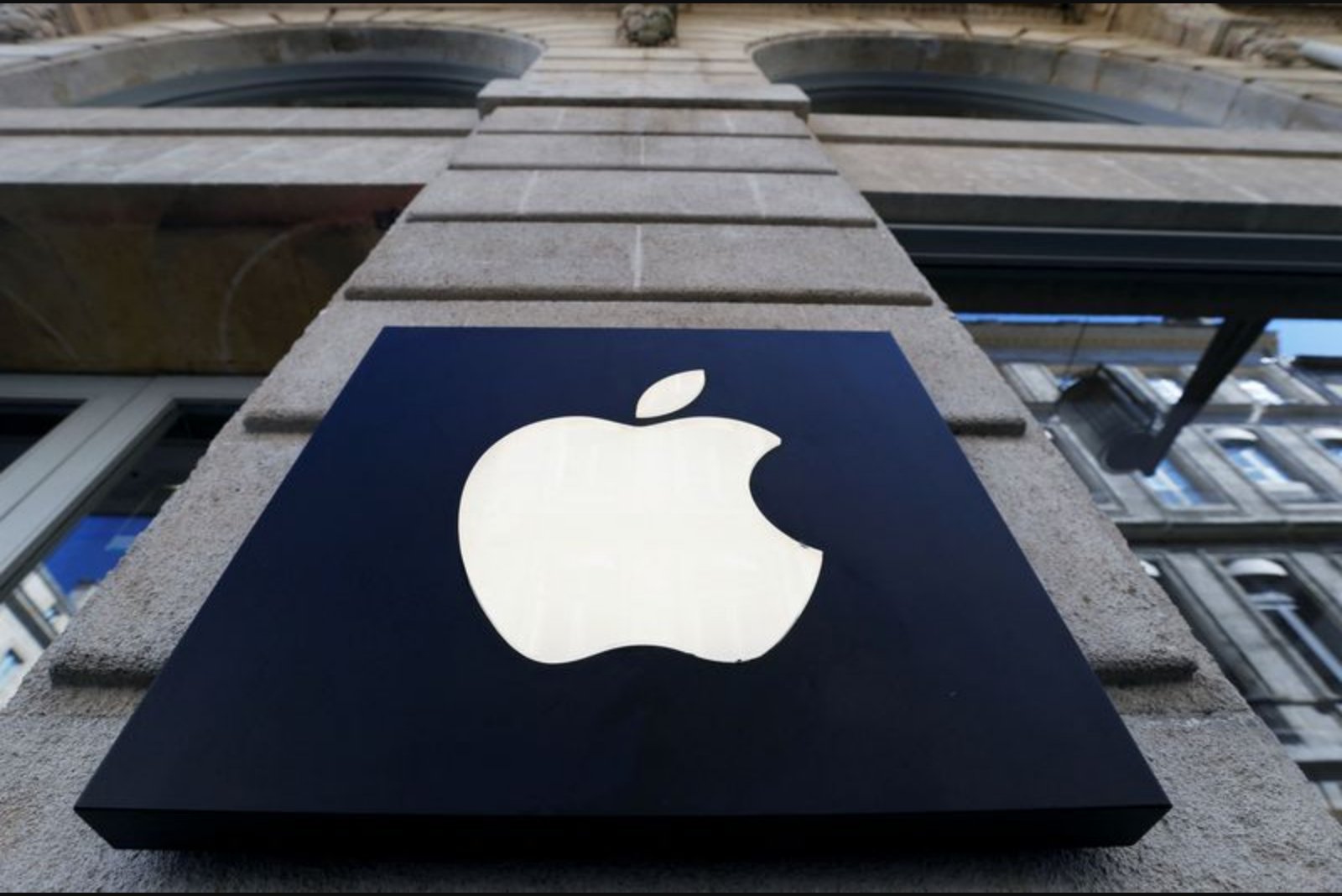 Spain's Competition Regulator Finds Apple and Amazon Delayed Removal of Banned Contract Clauses