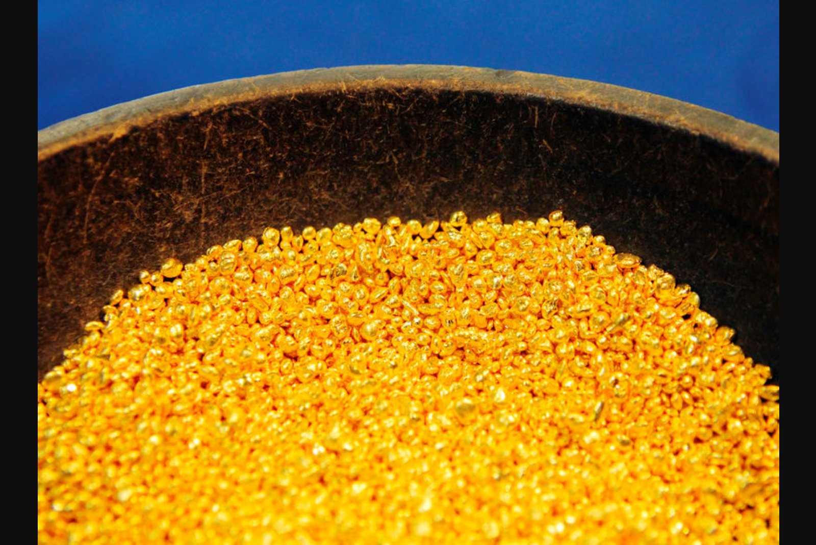 Gold Nears $5,000 as Silver Jumps After Volatile Week in Metals Markets