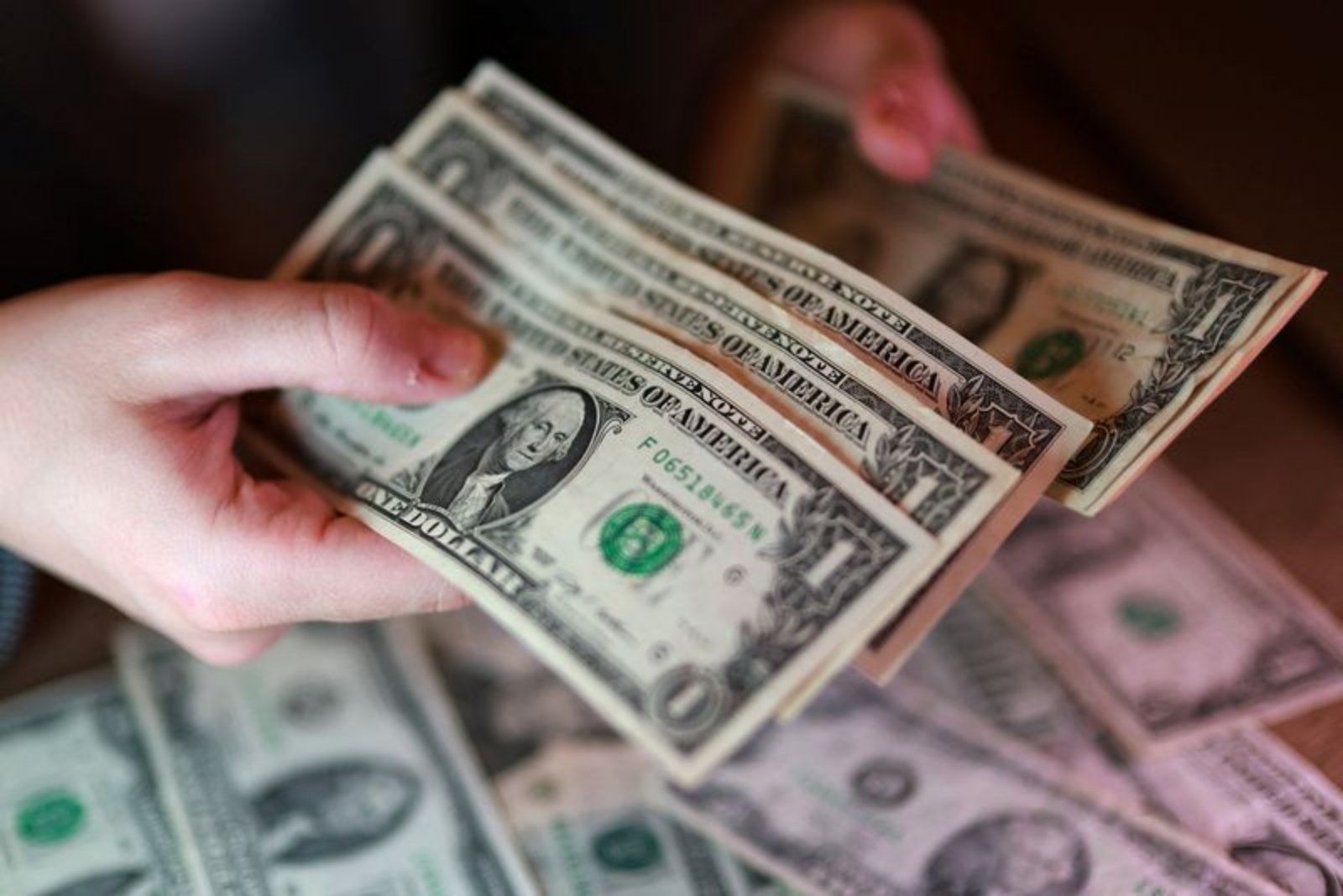 Dollar Strengthens as Fed Signals Hawkish Turn; Yen Slides Past 160