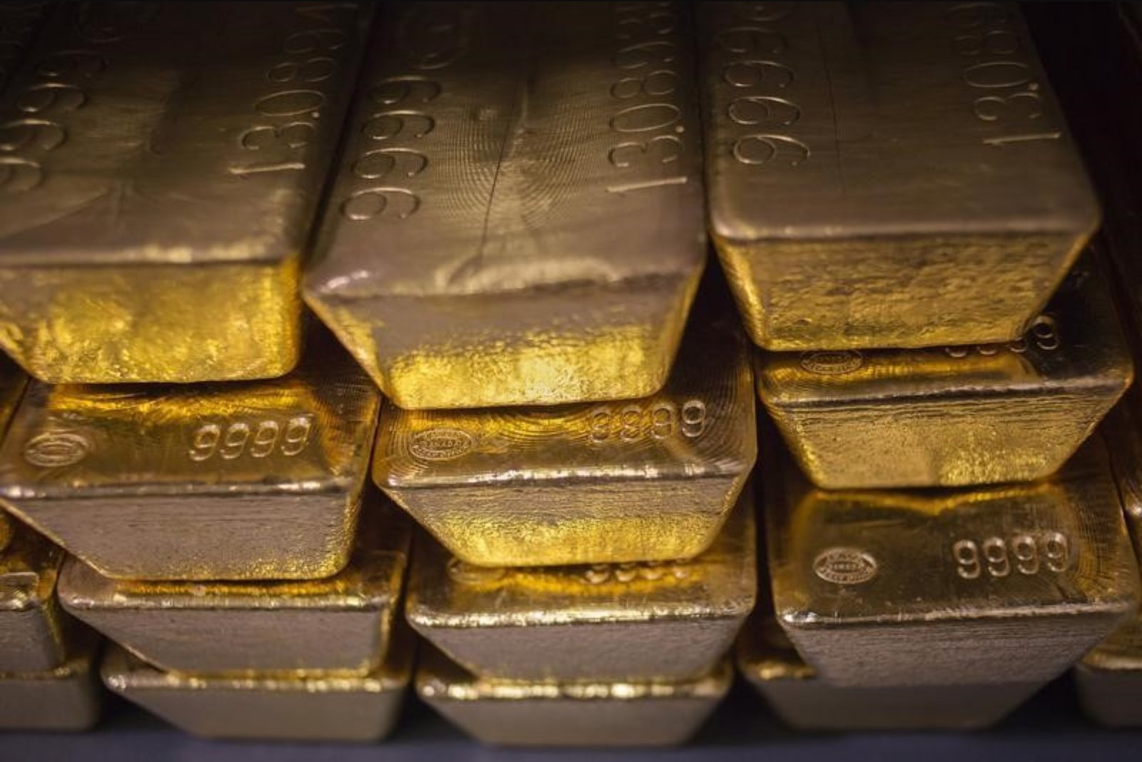Gold Falls for Fourth Session as Strong U.S. Data Strengthens Dollar; Focus on Trump-Xi Talks