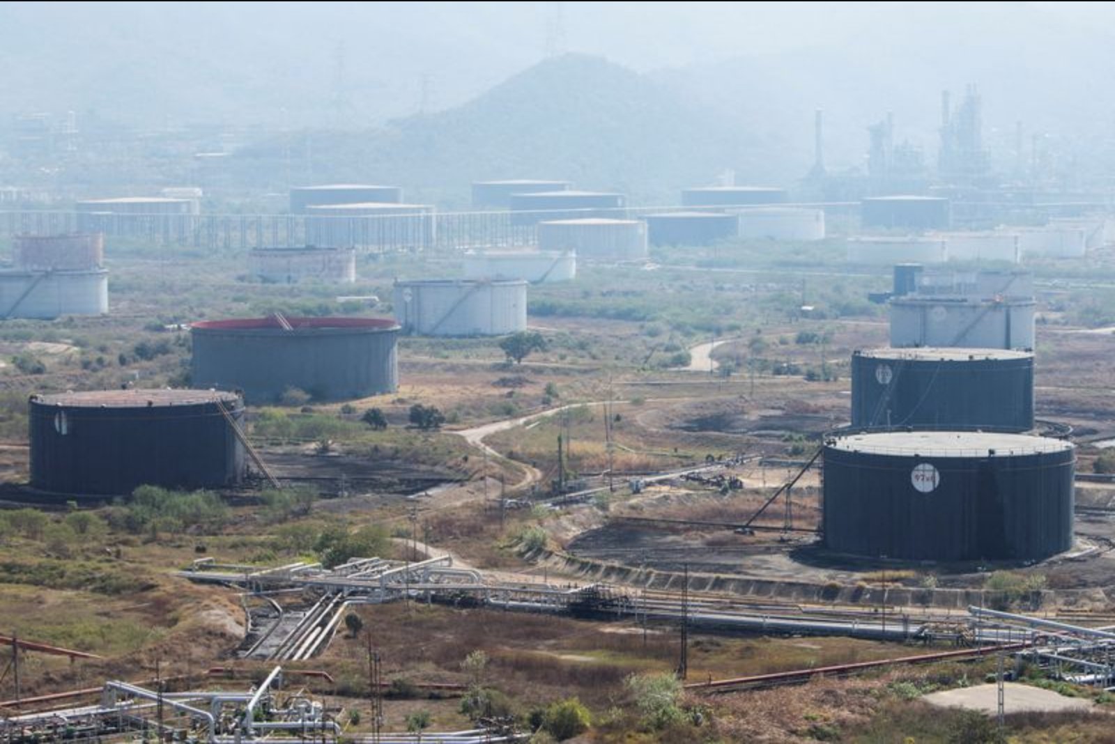 Geopolitical Shifts Threaten to Eclipse Big Oil Earnings as Venezuela Questions Take Center Stage