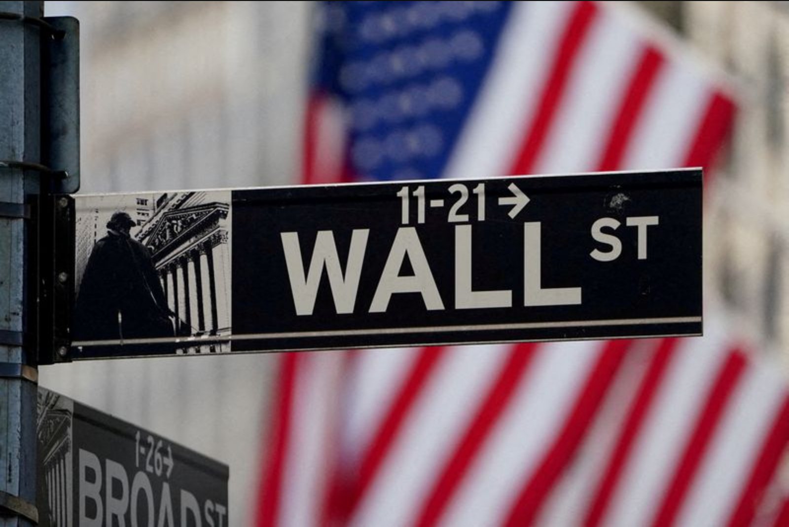 Wall Street Pay Pools Seen Flat to Slightly Positive in 2026 as Geopolitics and Private Credit Strains Weigh