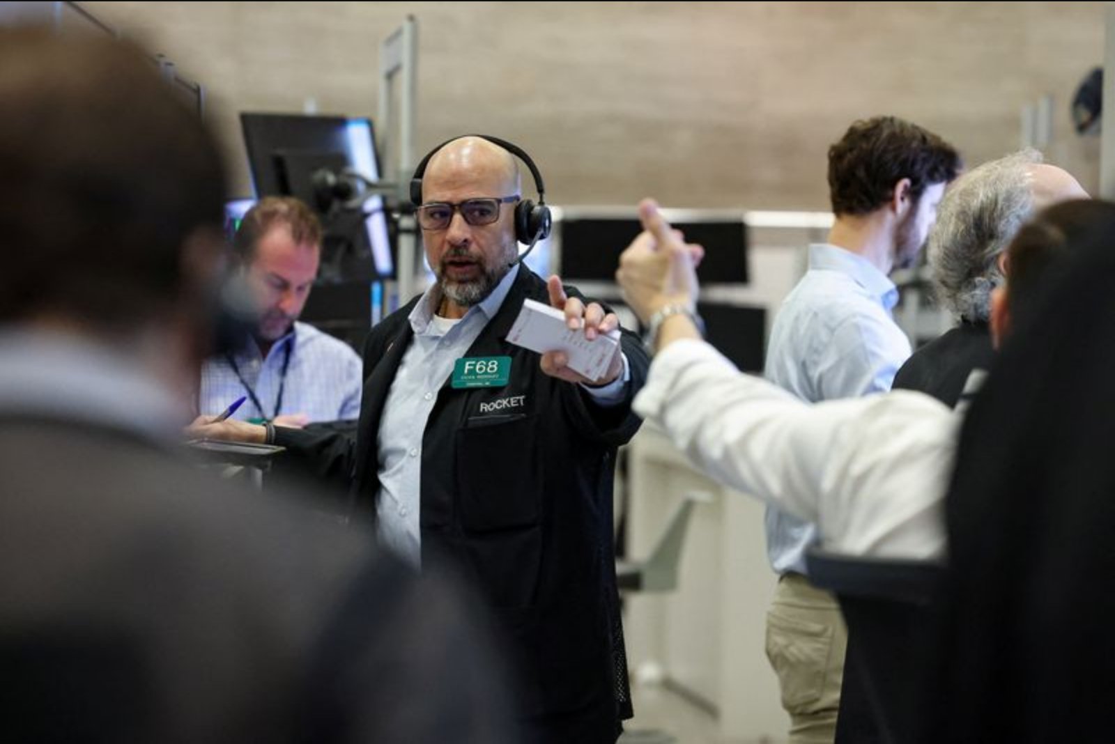 U.S. Futures Rise on Ceasefire Reports; Tech and Chips Gain as Oil Eases