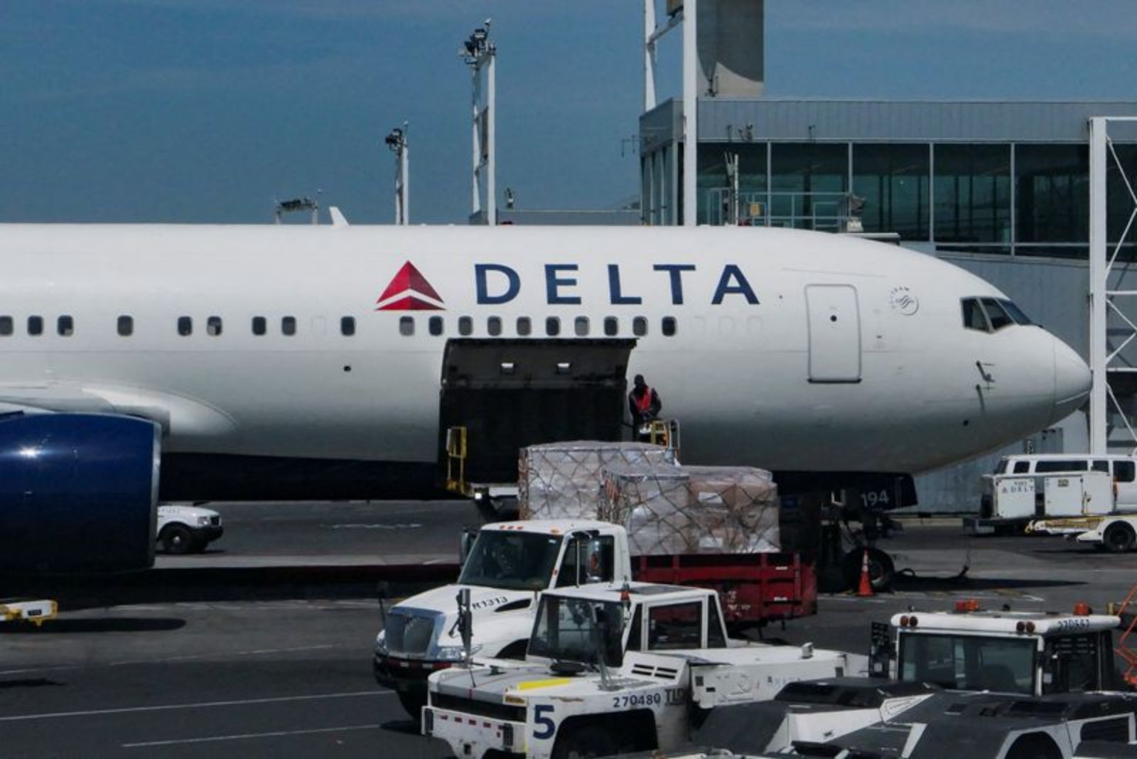 Delta Pulls Back Growth as Jet Fuel Surge Erodes Q2 Profit Outlook