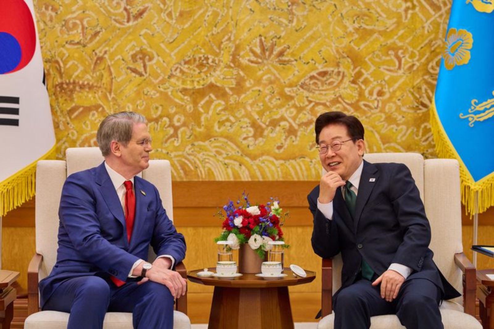 U.S. Treasury’s Scott Bessent and China’s He Lifeng Hold Preparatory Talks in South Korea Ahead of Beijing Summit
