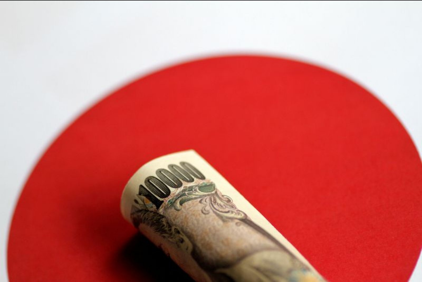 Yen Surges 3% After Tokyo Signals Possible Intervention