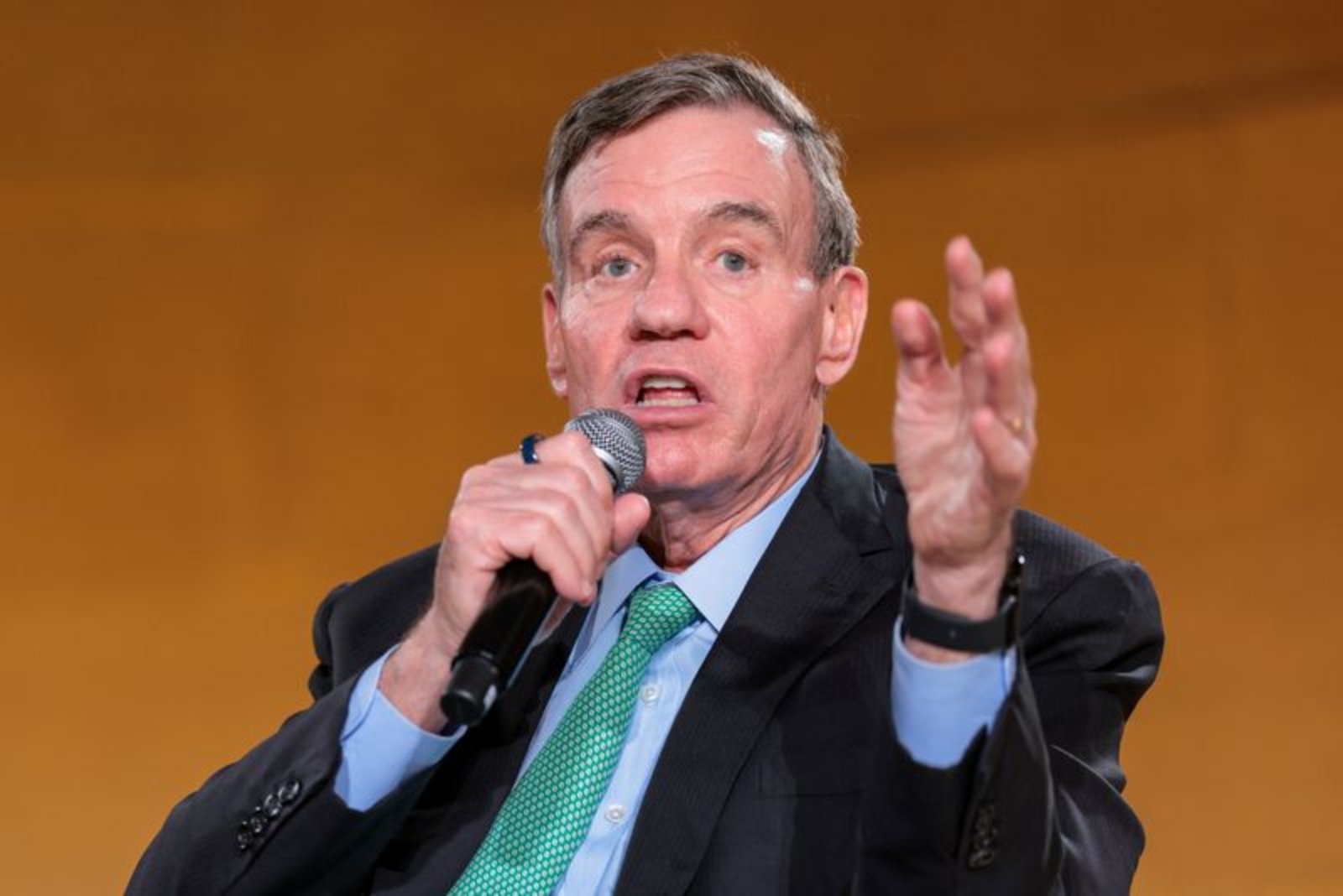 Senator Seeks White House Clarification on $10 Billion Payment Linked to TikTok U.S. Deal