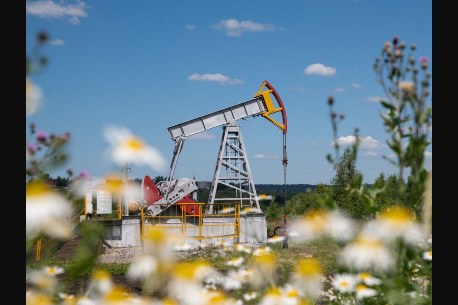 Oil Edges Higher as Diplomacy and Military Posturing Keep Supply Risks Center Stage