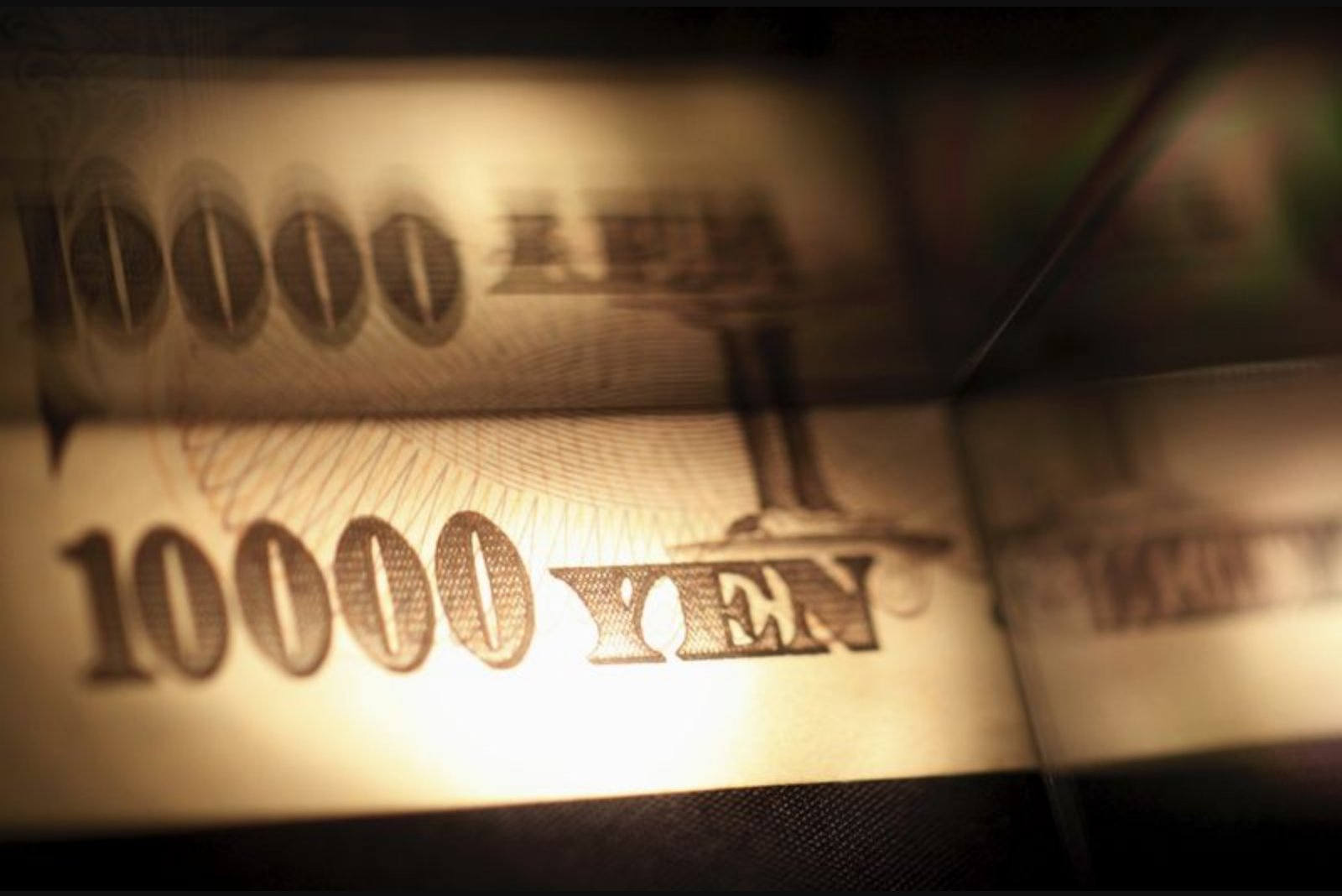 Asian FX Slips as Markets Weigh Divergent Rate Signals; Aussie Leads Monthly Gains, Yen Retreats