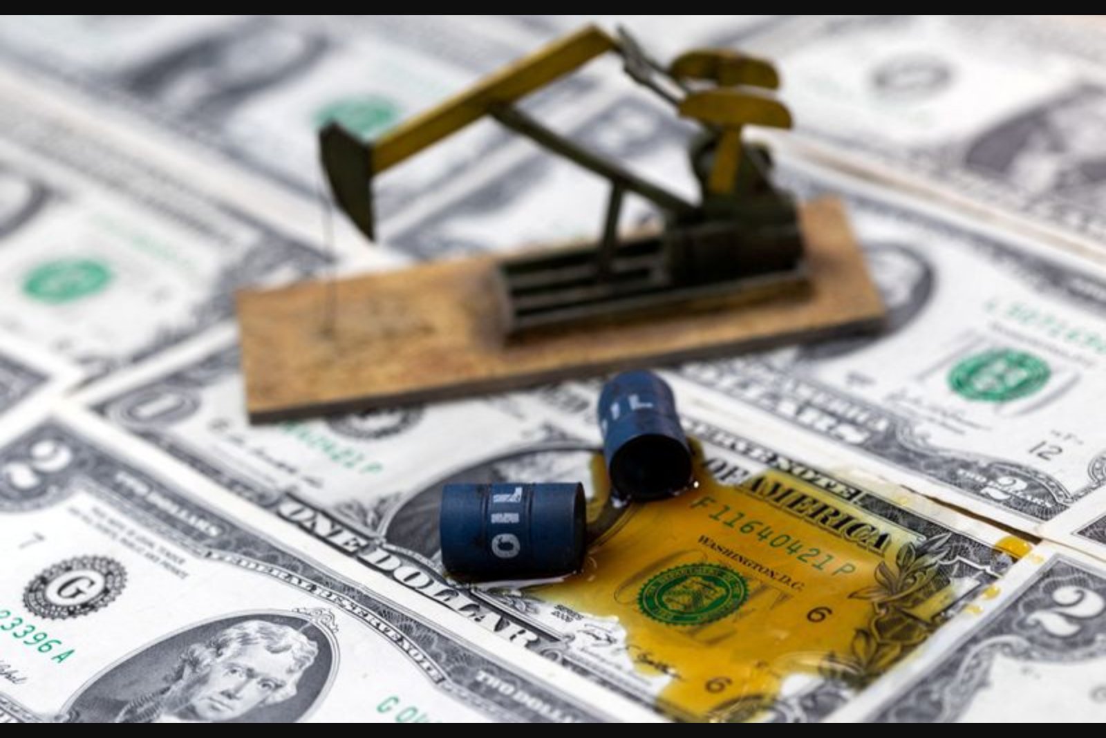 Markets Pause as Oil Climbs Above $100; Investors Eye Fed Decision