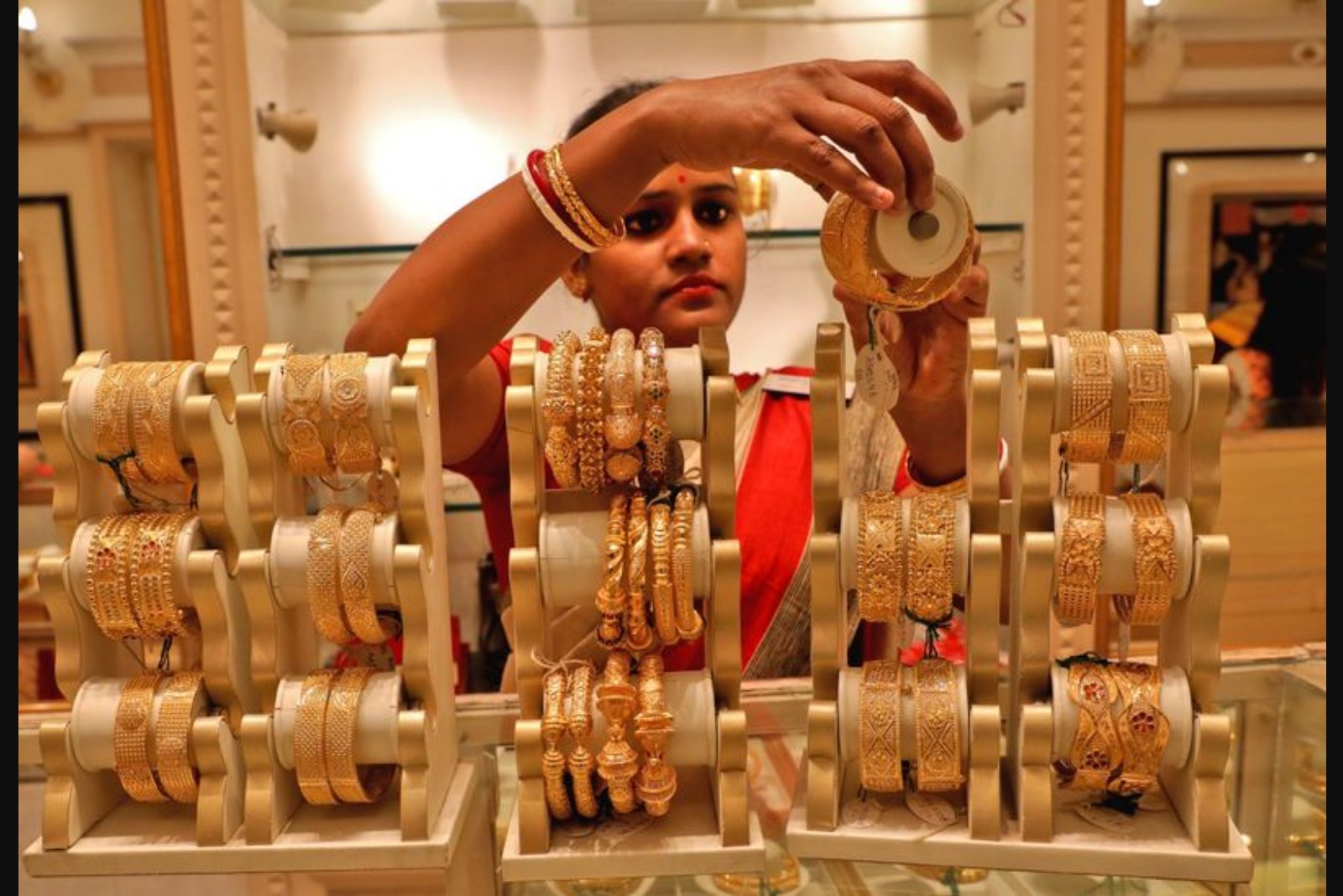 Gold Poised for Further Gains as Geopolitics and Central Bank Buying Drive Demand