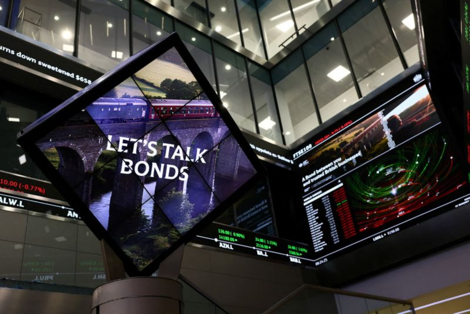 London Stocks Slip as Healthcare and Banks Weigh on FTSE 100