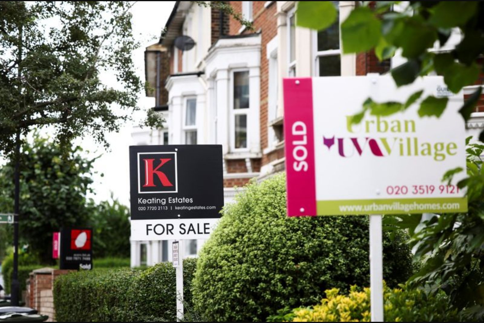 British Housing Market Sentiment Deepens Amidst Economic Volatility and Rising Rates
