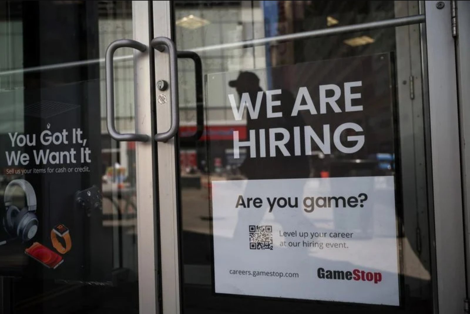 U.S. Weekly Jobless Claims Dip as Layoffs Remain Low