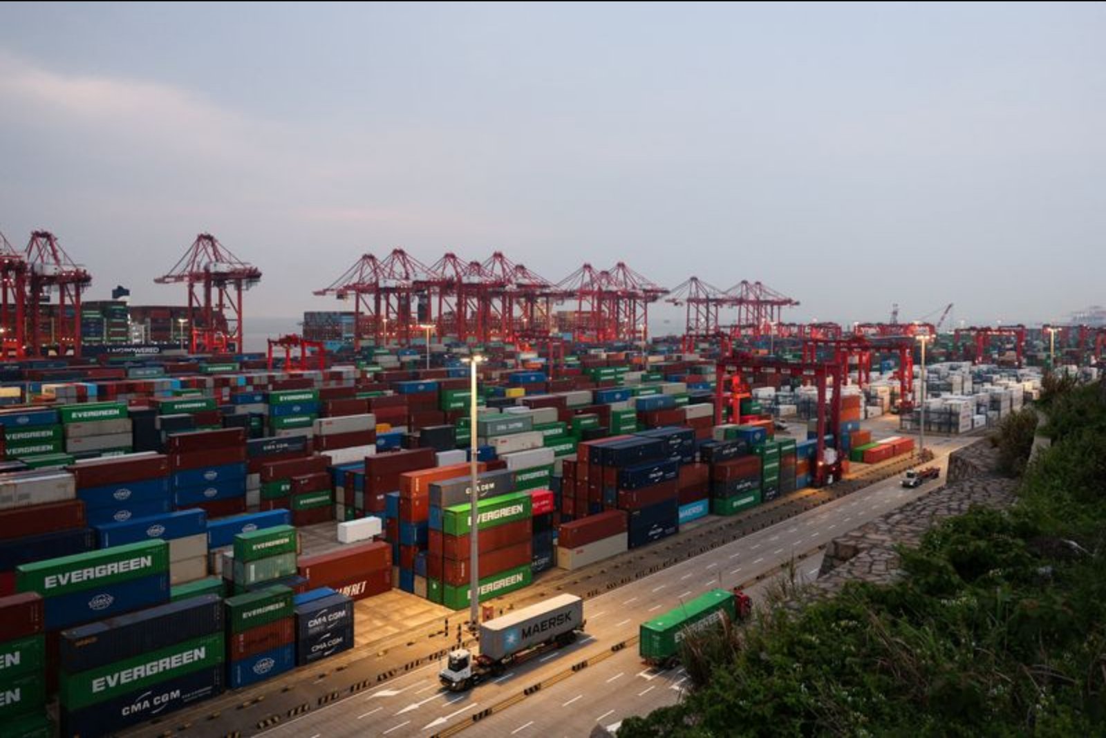 China April Export Forecast Accelerates as Global Buyers Stockpile Amid Middle East Tensions