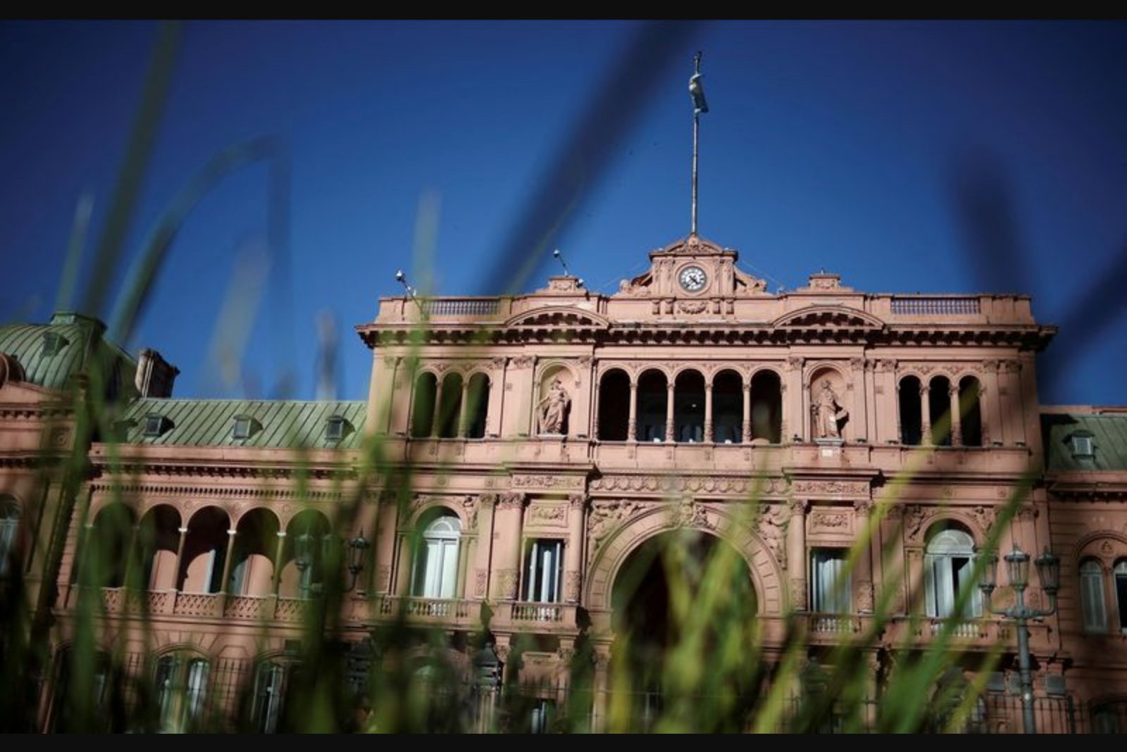 Argentina Bars Accredited Reporters from Casa Rosada After 'Smart Glasses' Footage Sparks Espionage Claim