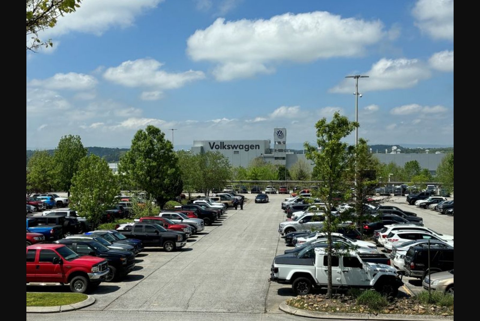 Chattanooga Volkswagen Workers Ratify First UAW Contract, Securing Significant Pay Gains