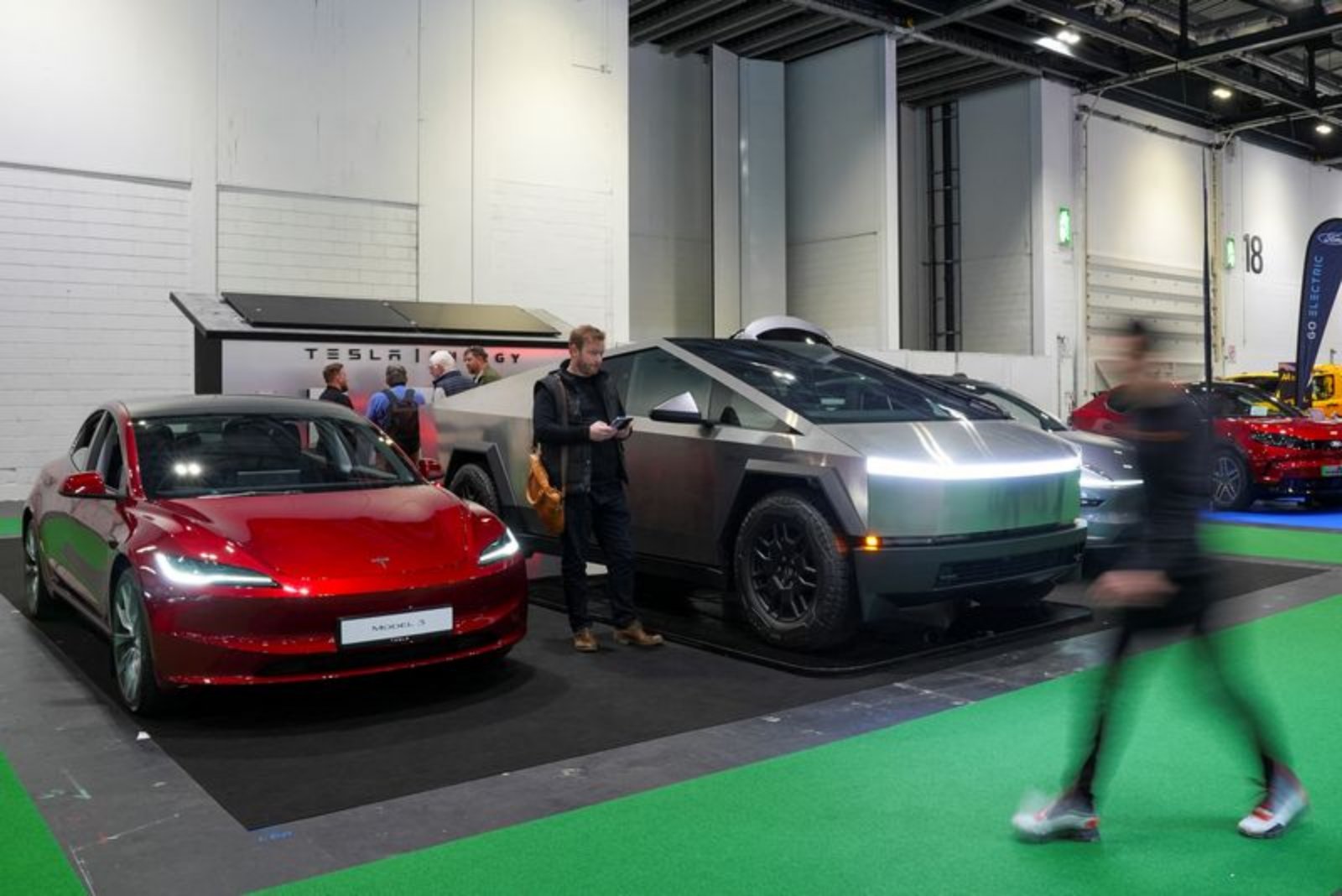 Tesla UK Sales Collapse in January as Chinese Rivals Gain Momentum