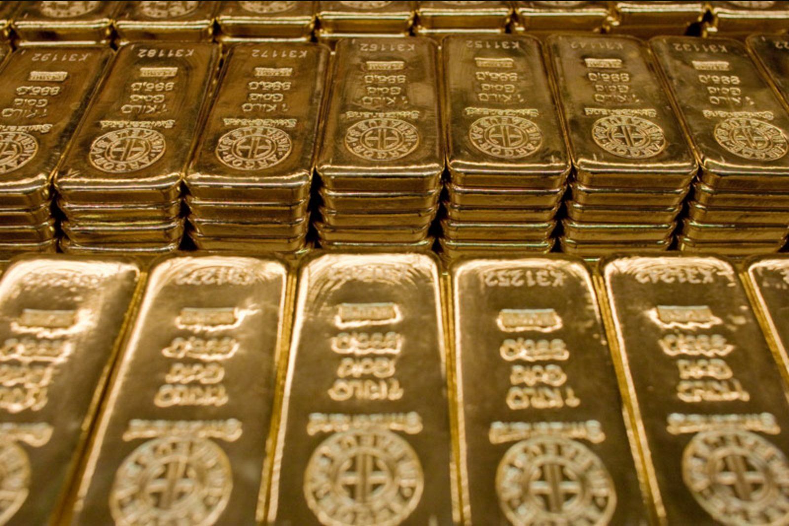 Gold Pauses After Recent Drop as Strong Dollar and Yields Offset Safe-Haven Flows